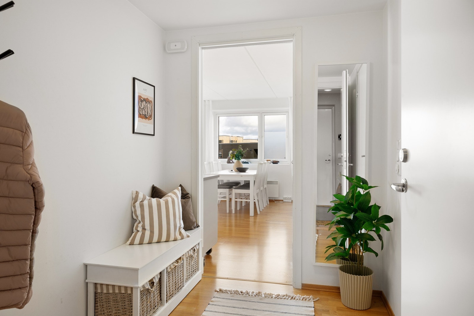 Romslig gang med plass til å henge fra seg yttertøy. Galleribilde
