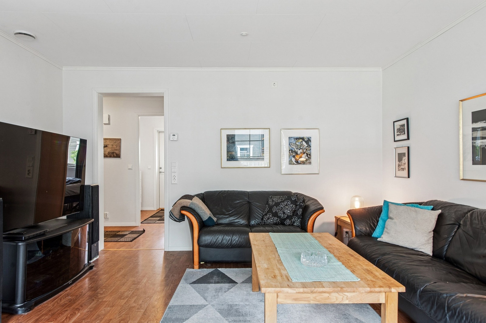 Gjennomgående belegg på gulv og vannbåren gulvvarme i alle rom sikrer jevn komfort. Galleribilde