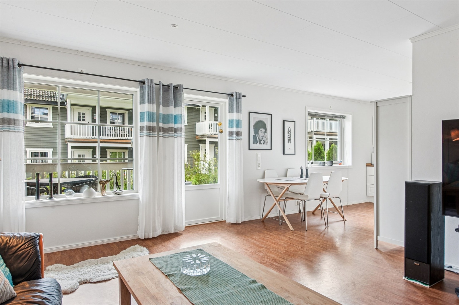 Dette er en gjennomgående leilighet med store vindusflater og åpen stue- og kjøkkenløsning. Galleribilde
