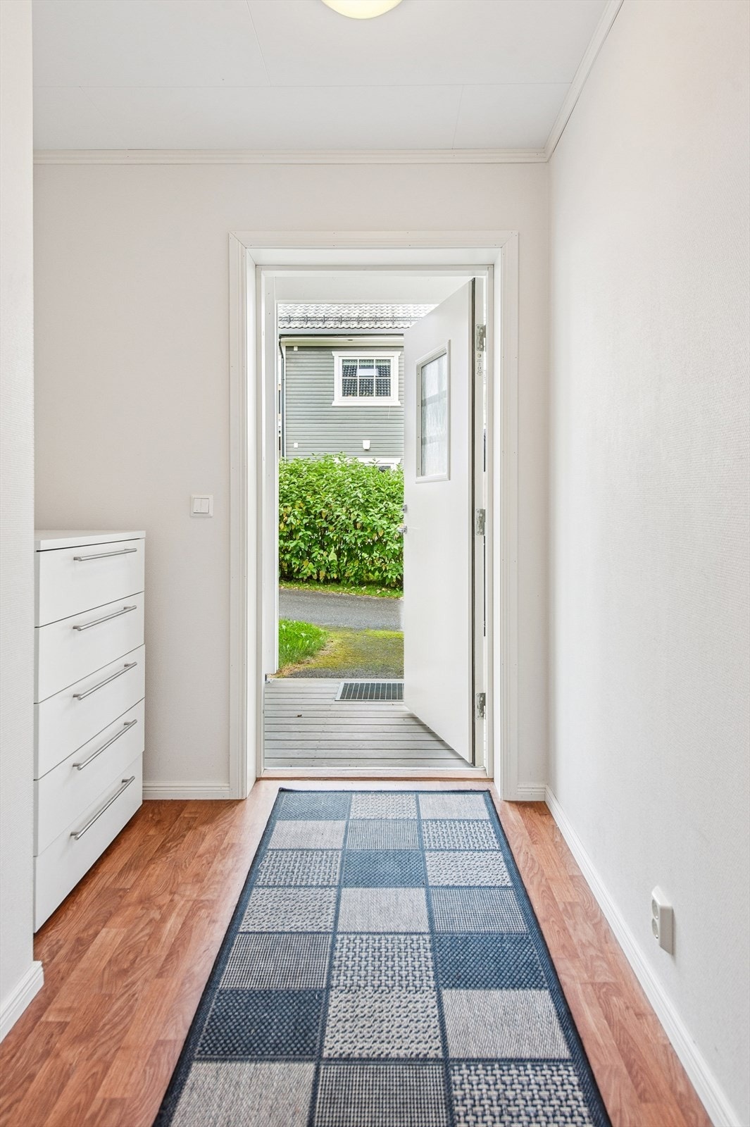 Velkommen inn i en lys entré som leder deg videre inn i boligen. Galleribilde