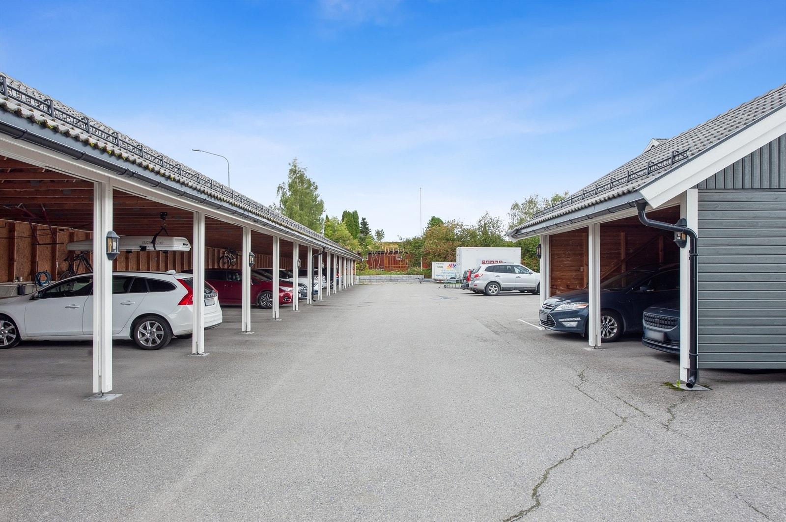 Området har gode parkeringsmuligheter på fellesområdet i tillegg til egen carportplass. Galleribilde