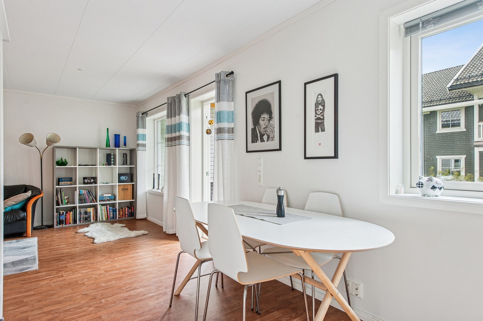 De store vinduene gir godt med dagslys til både stue og spiseplass. Galleribilde