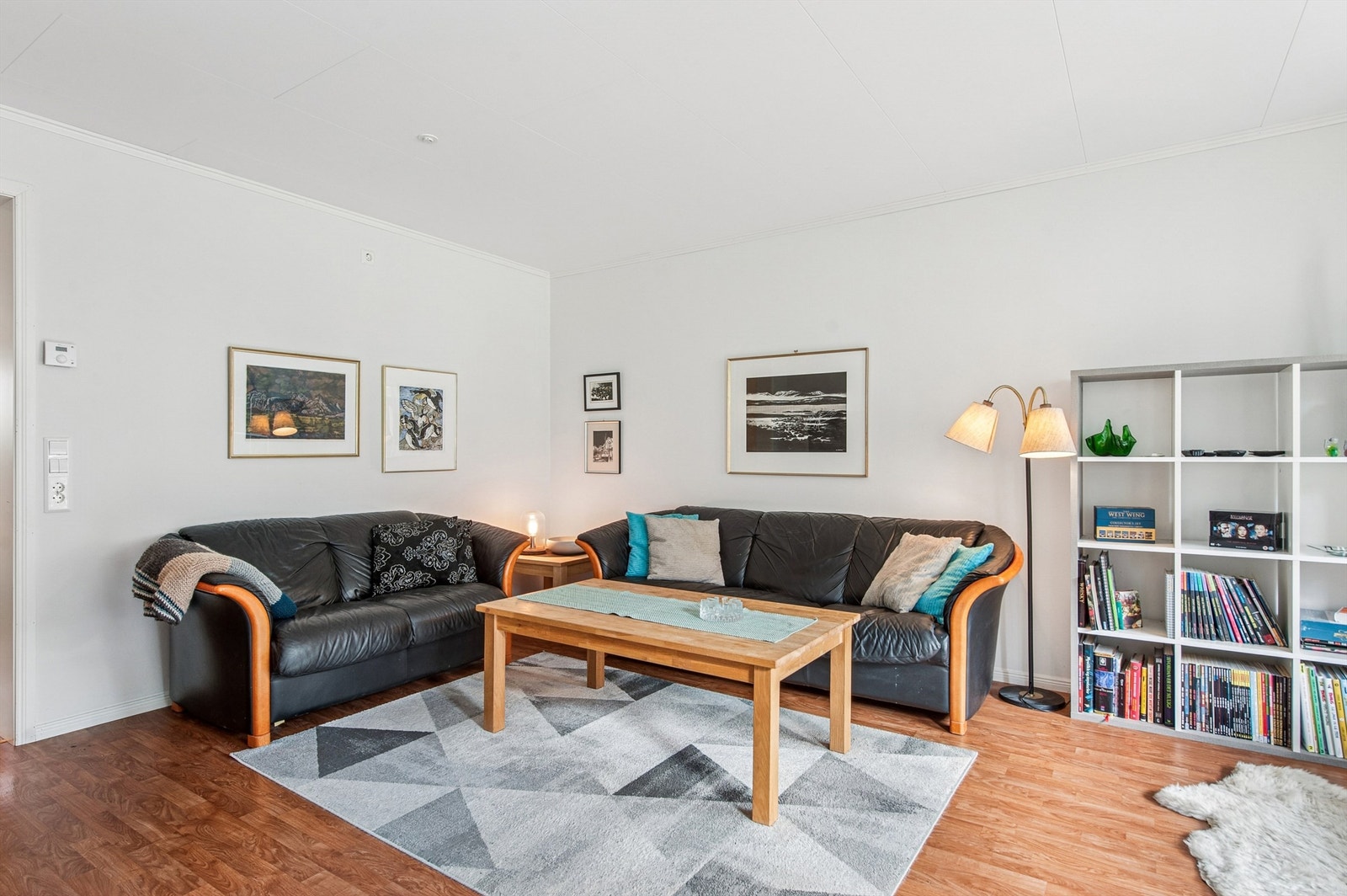 Rommet har god plass til både sofagruppe og annet møblement. Galleribilde