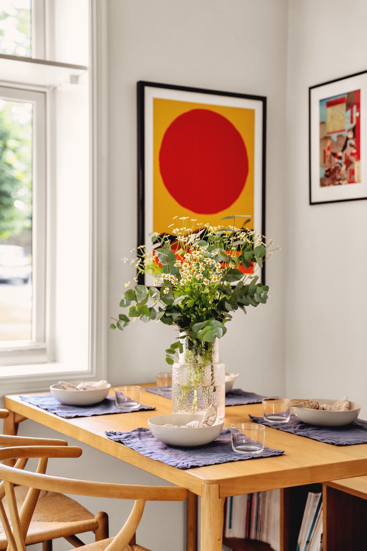 Her er det rikelig med skap- og benkeplass, og løsningen gir rom for en hyggelig spiseplass ved vinduet. Galleribilde