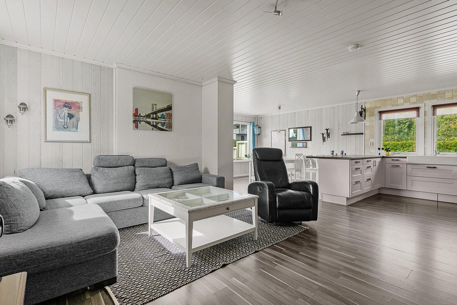 Stuen er romslig og har åpen kjøkkenløsning. Galleribilde