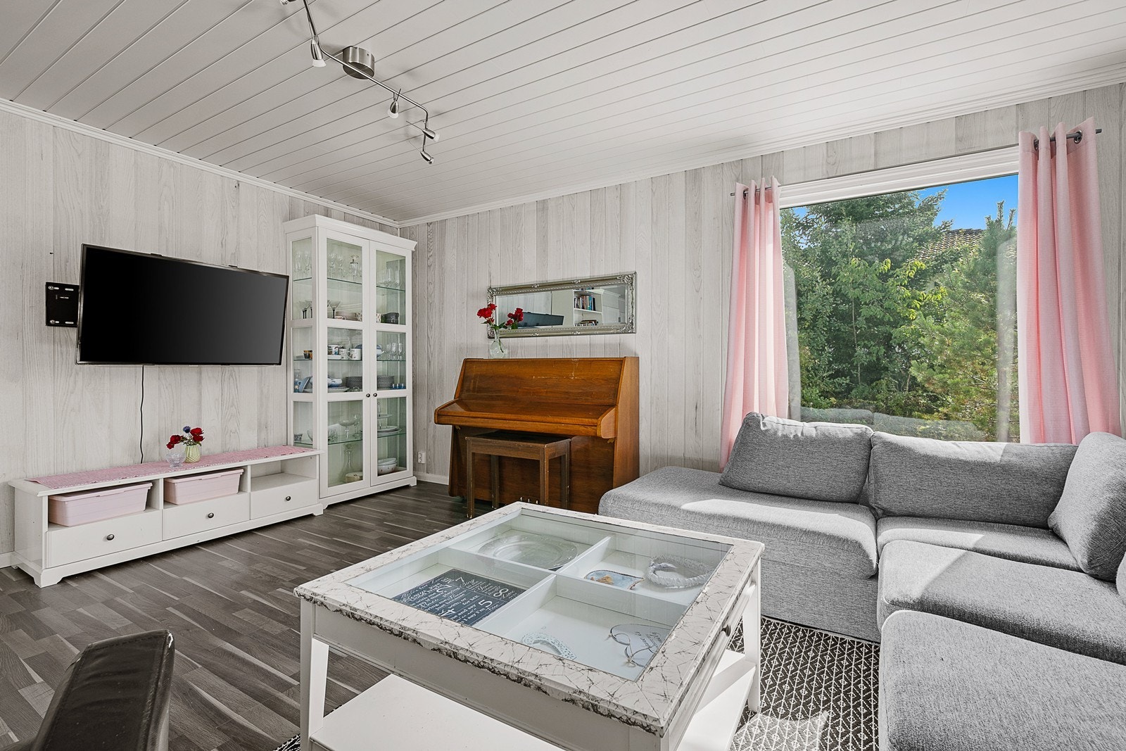 Det er god plass til spisestue og sofaseksjoner. Galleribilde