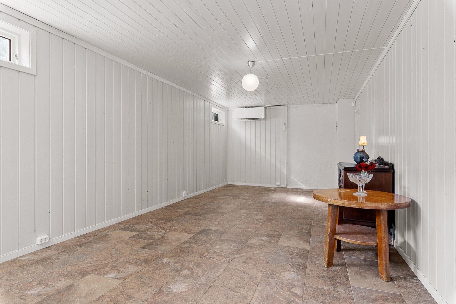 Kjellerstuen er lys og romslig. Galleribilde