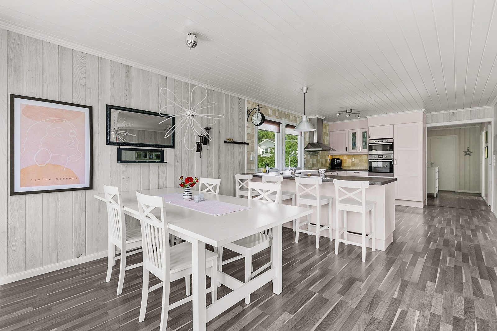 Kjøkkenet har en flott innredning fra 2013 med lyse, profilerte fronter, laminert benkeplate og integrerte hvitevarer (kjøleskap, oppvaskmaskin, micro og komfyr). Galleribilde