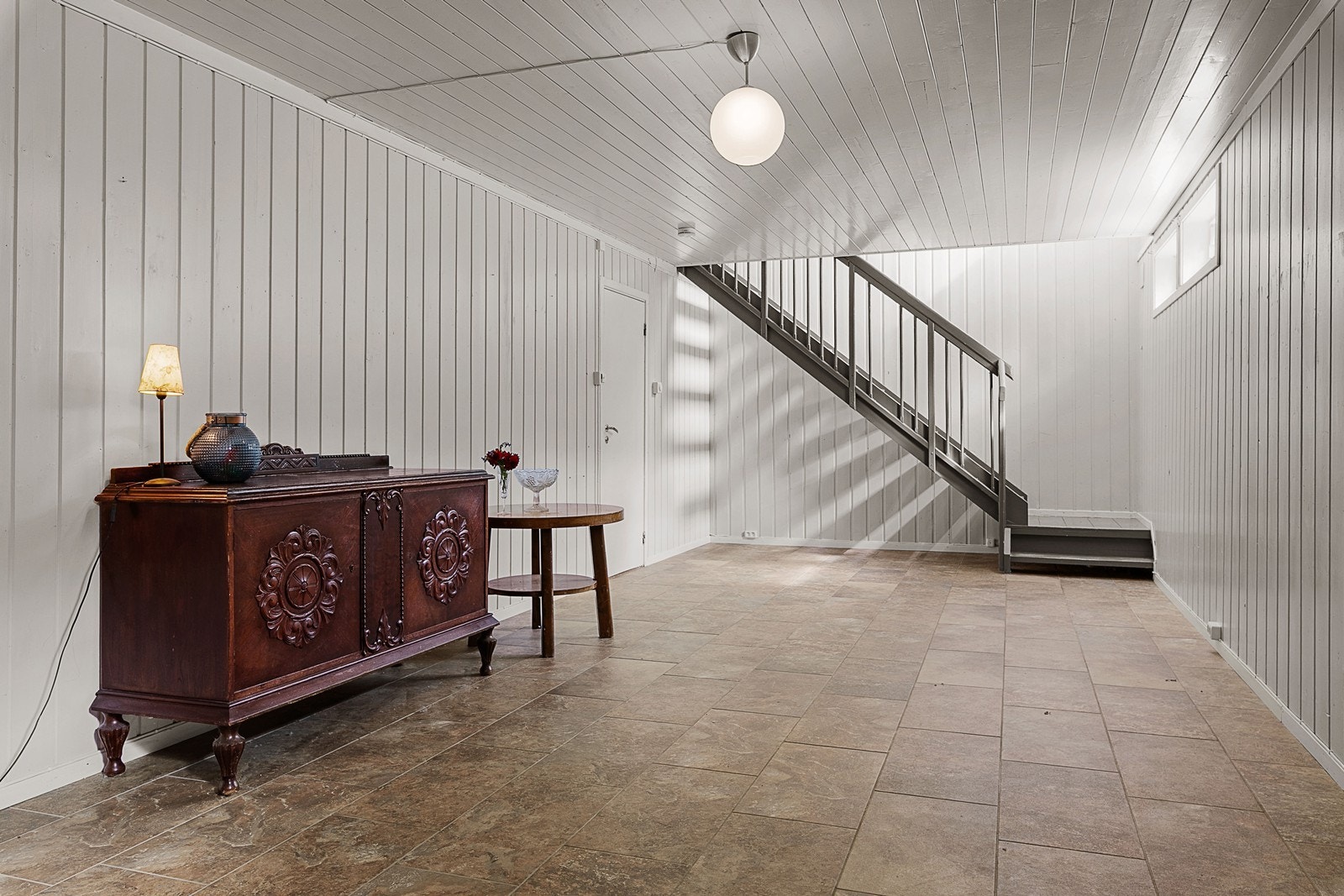 I underetasjen er det kjellerstue, gang, to rom brukt som soverom, bad, vaskerom og to boder. Galleribilde