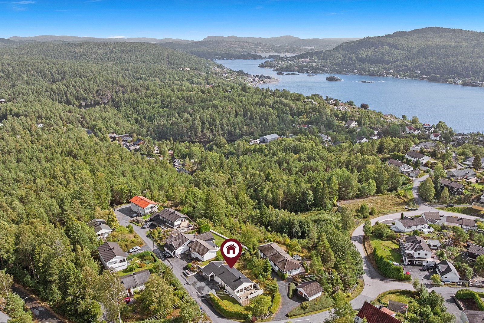 Det er fine turområder i umiddelbar nærhet - like ved eiendommen går det en sti som fører inn i skogen. Galleribilde