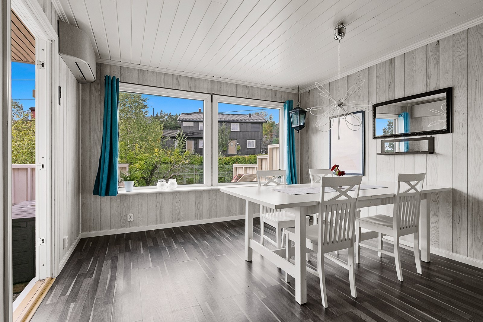 Her er det utgang til sydvestvendt veranda med ettermiddags- og kveldsol. Galleribilde