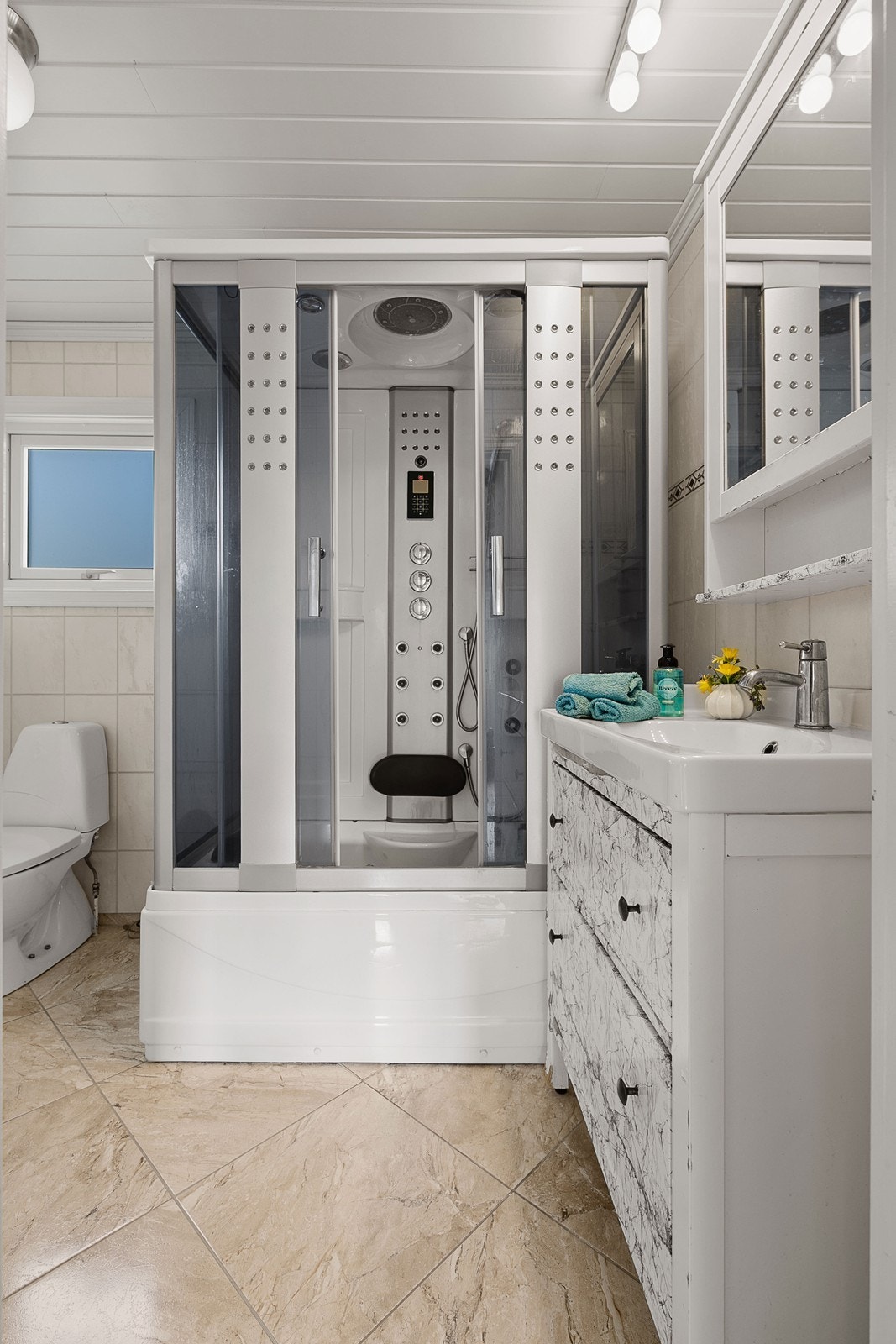 Badet er fra 2013 og er flislagt med varmekabler i gulv. Galleribilde