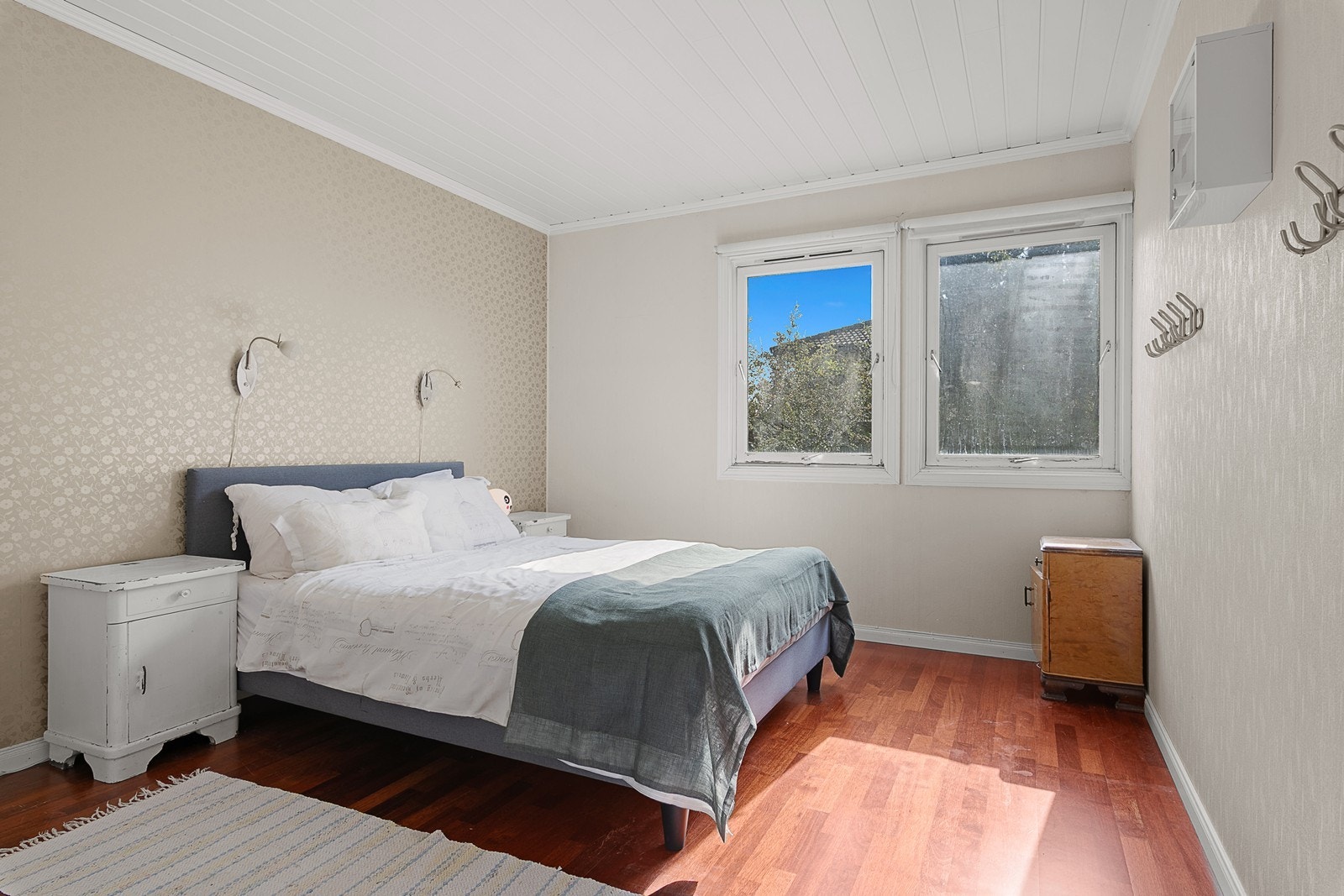 Det er tre soverom på hovedplan, hvorav to soverom har skyvedørsgarderobe / garderobeskap. Galleribilde