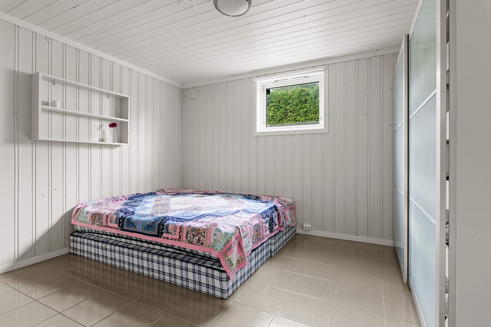 Soverom og rom brukt som soverom er romslige. Det ene rommet har skyvedørsgarderobe. Galleribilde