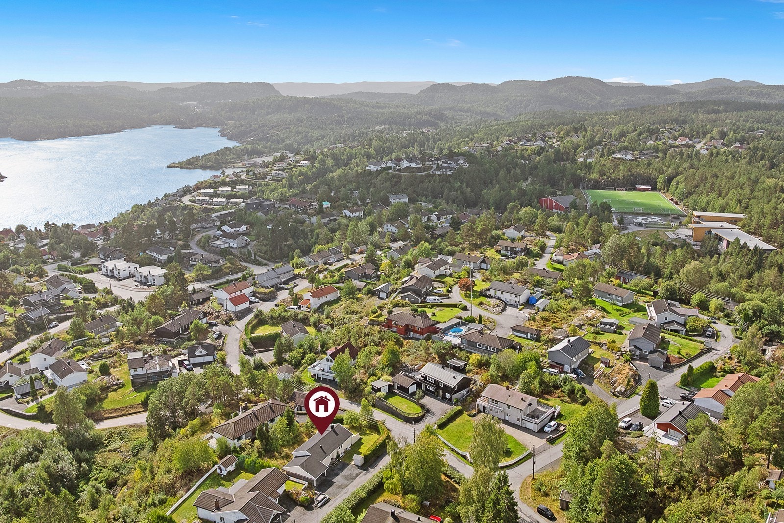 Romslig enebolig med gode solforhold og fin beliggenhet på Helle. Det er kort vei til Helle barneskole. Galleribilde