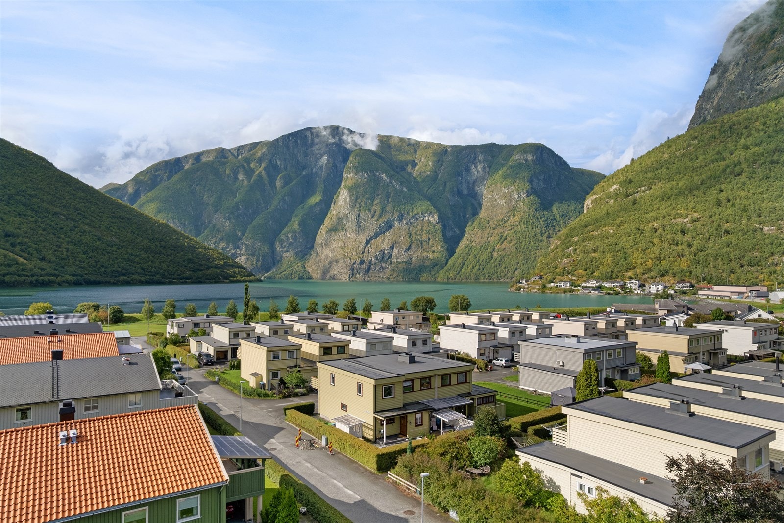 Her bur du i trygge omgivelsar med nærheit til barnehage, fritidsaktivitetar og servicetilbod. Galleribilde