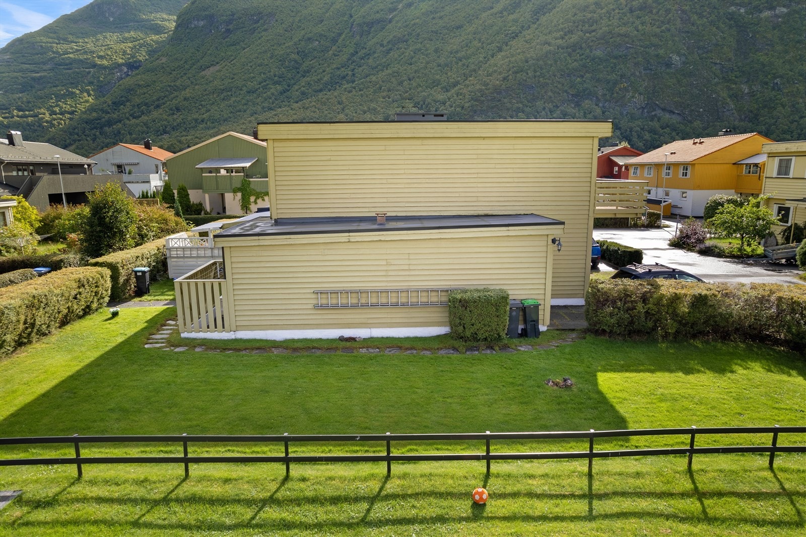 Bustaden er ein del av Grandane Burettslag som består av 48 andelseigarar, og er eit godt opparbeida burettslag. Burettslaget har nyleg hatt piperehabilitering. Galleribilde