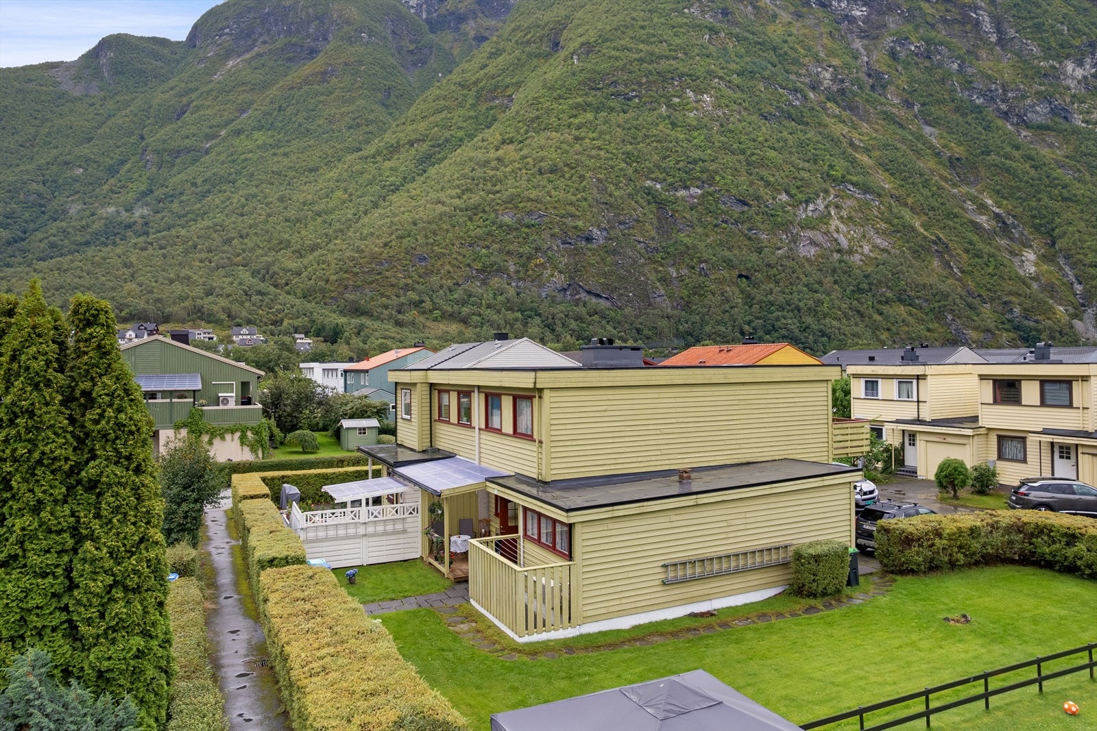 Eigedomen har ein attraktiv beliggenheit i eit veletablert og populært bustadområde i Øvre Årdal. Her bur ein i eit trygt, barnevennleg og skjerma bustadområde utan form for gjennomgangstrafikk. Galleribilde