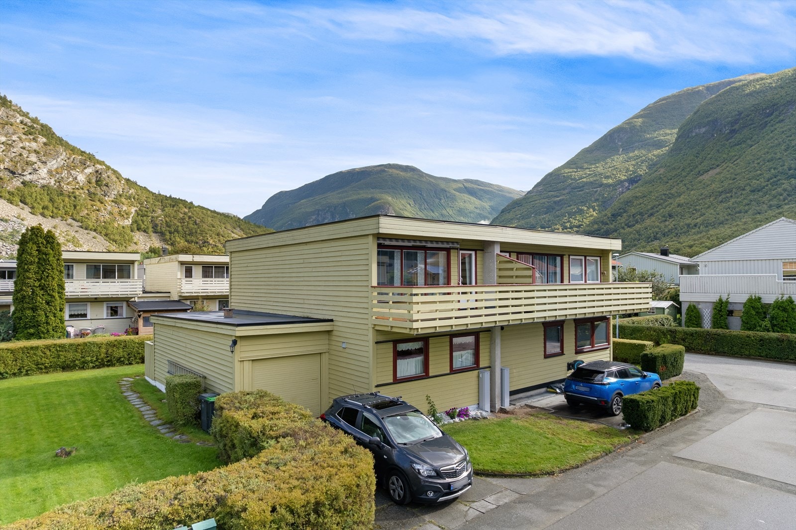 Ein praktisk og romsleg rekkebustad med attraktiv beliggenheit i eit veletablert og populært bustadområde i Øvre Årdal. Galleribilde