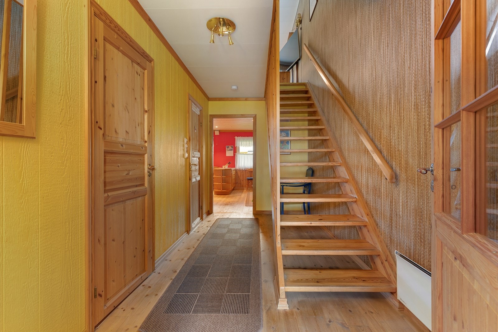 Det første som møter deg er ein enkel entre med moglegheit for å sette frå seg sko og henge frå seg yttertøy. Vidare fører enkel gang inn til soverom, bad, vaskerom, kjøkken, spiserom, bod og trapp til 2. etasje. Galleribilde
