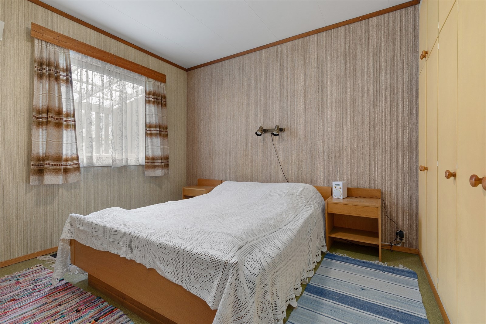 Soverom med plass til både seng og nattbord. Her er det også innebygde skap som rommar godt med plass til oppbevaring av klede og tilbehør. Galleribilde