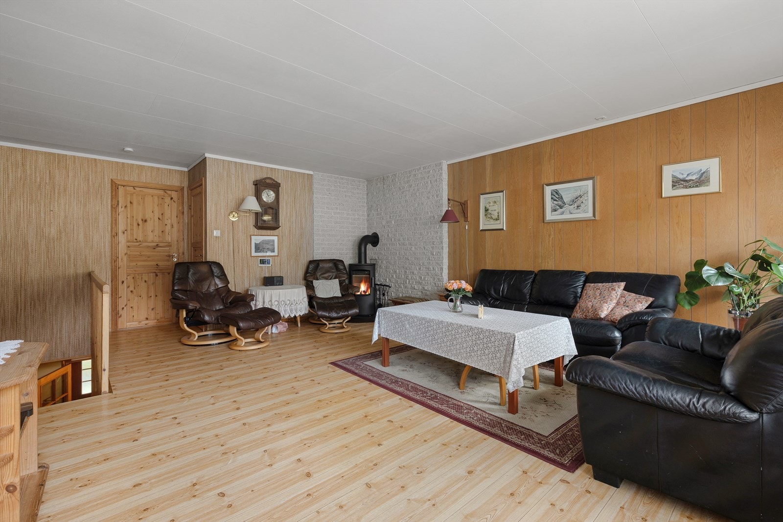 Bevegar me oss opp finn me ei romsleg stove og to soverom. Galleribilde