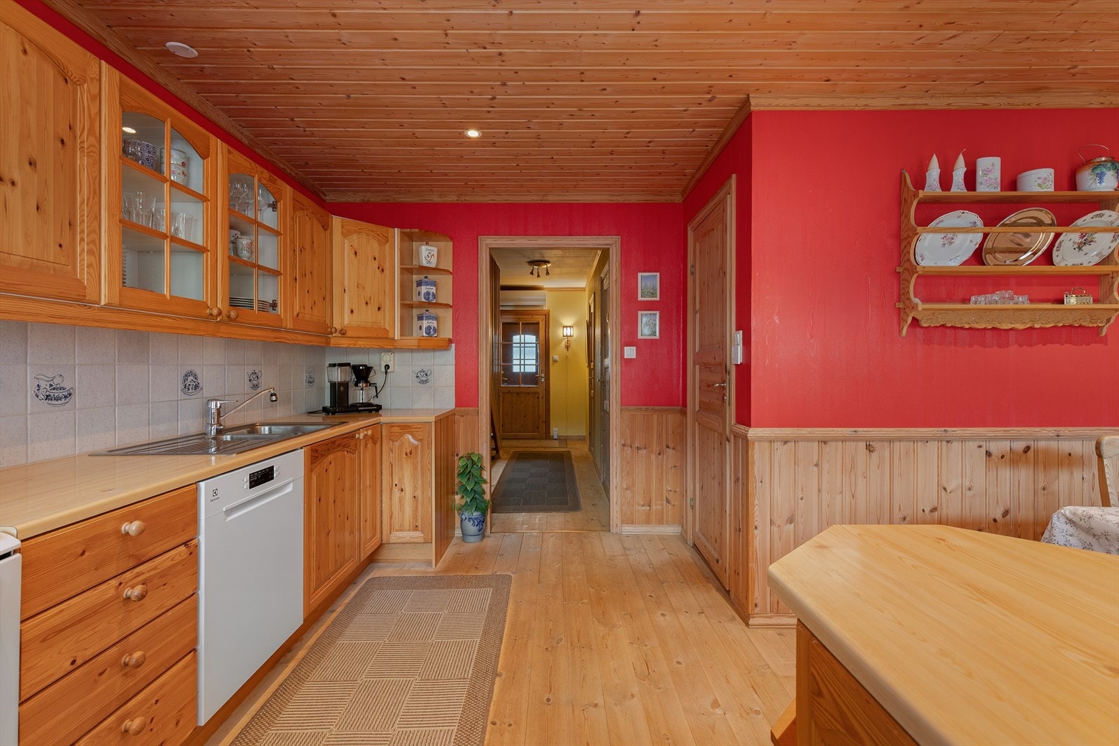 Kjøkkenet med profilerte frontar og laminat benkeplate. Rommet er romsleg og rommar også plass til eit romsleg spisebord med plass til heile familien. Galleribilde