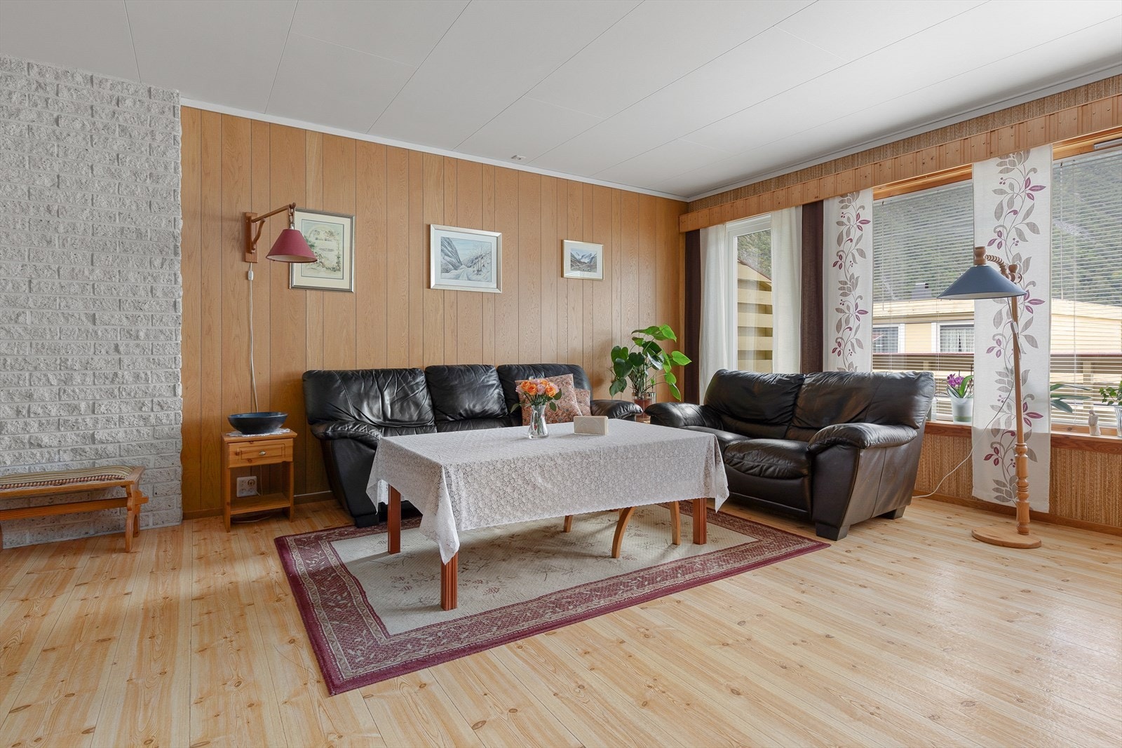 Koseleg opphaldsrom med god plass til sofagruppe og tv-møblement. Galleribilde