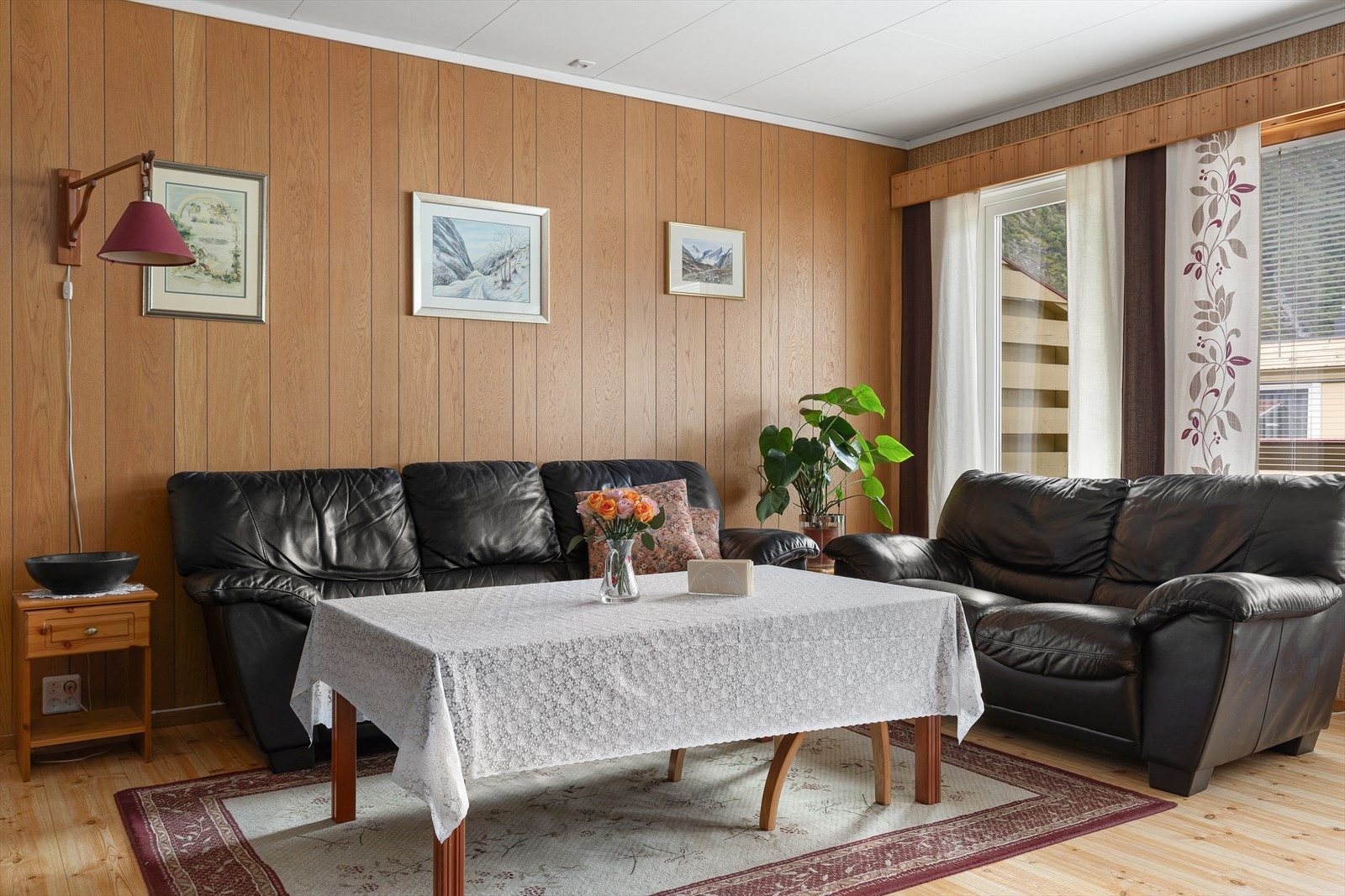 Rommet har også peis som skapar ei lun atmosfære på kalde vinterdagar. Galleribilde