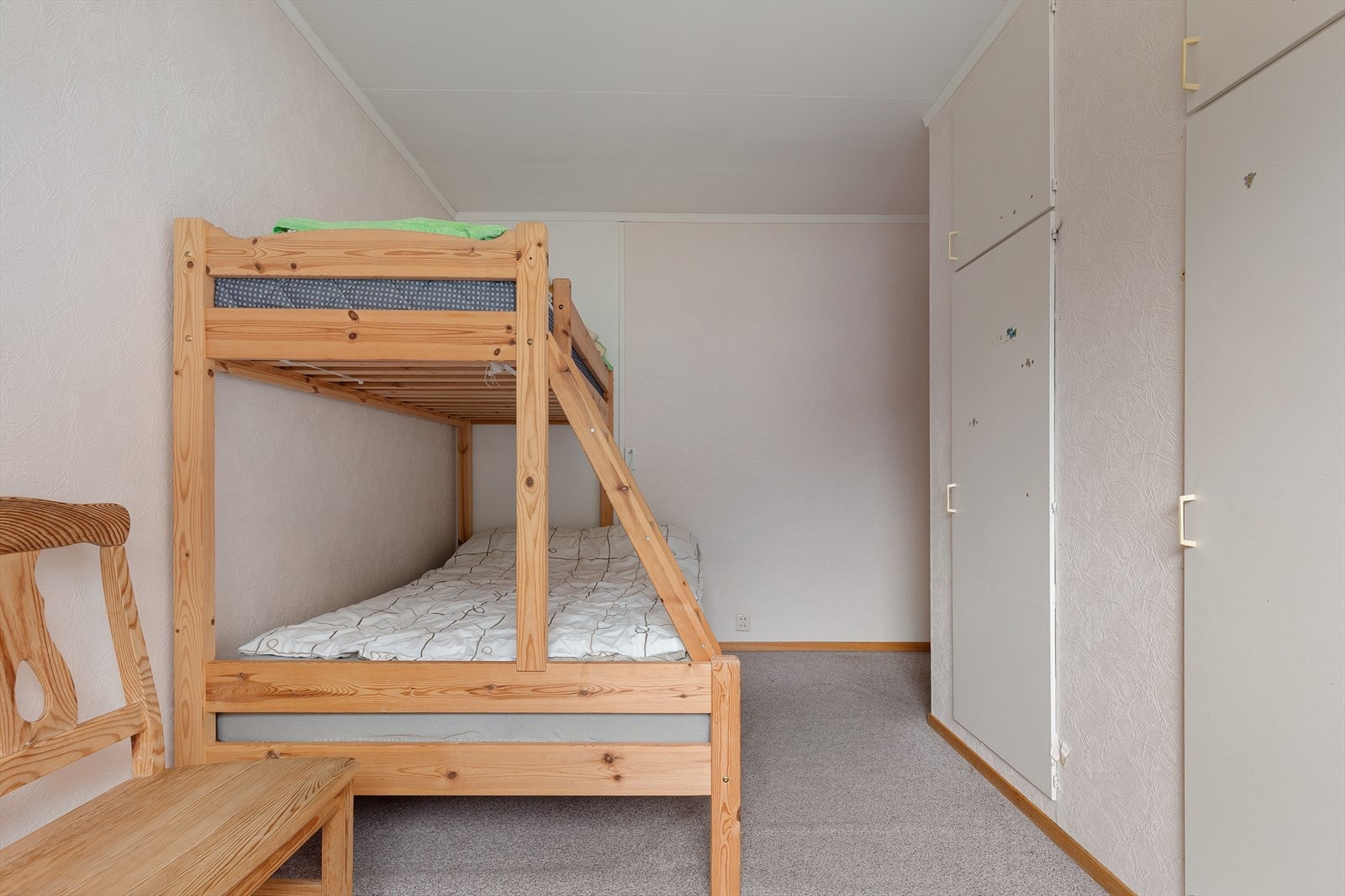 To soverom av grei størrelse med plass til seng og nattbord. Galleribilde