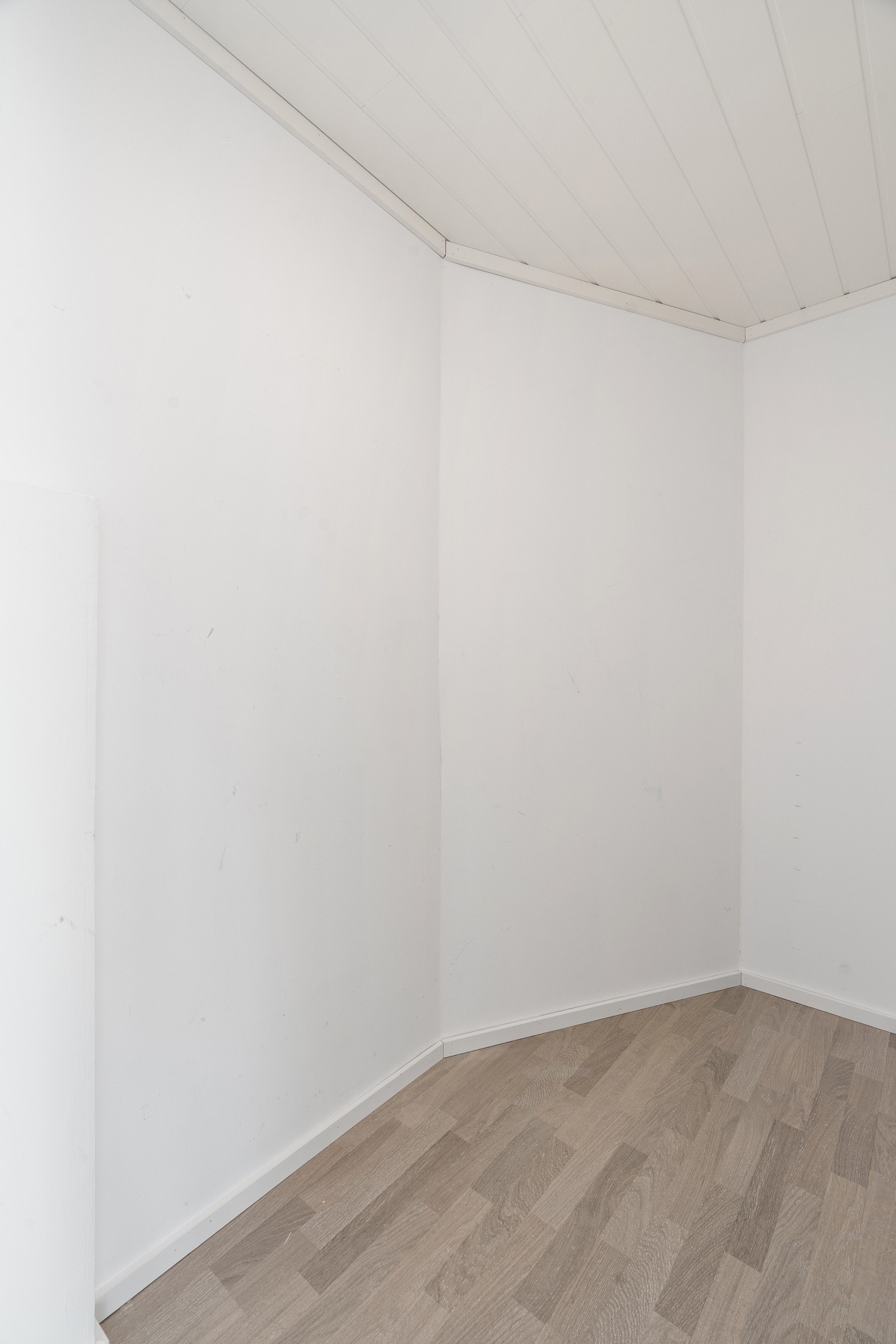 Boder ved inngangsparti og matbod bak kjøkken.