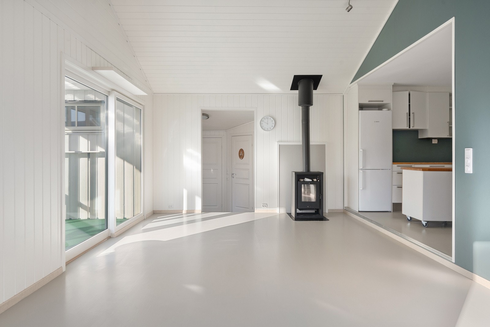 Vedfyring bidrar til lun varme og reduserte energikostnader.