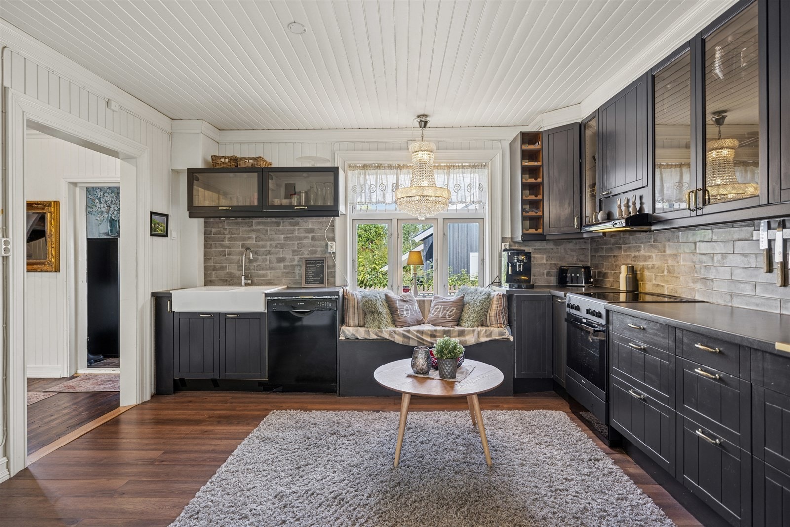 Dobbel oppvaskkum og fliser over benkeplate. Galleribilde