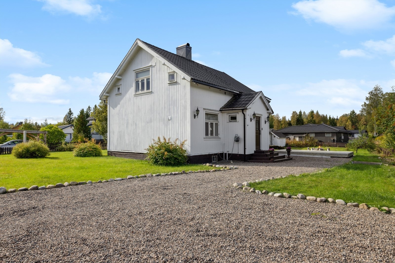 Gruset innkjørsel og gårdsplass. Galleribilde