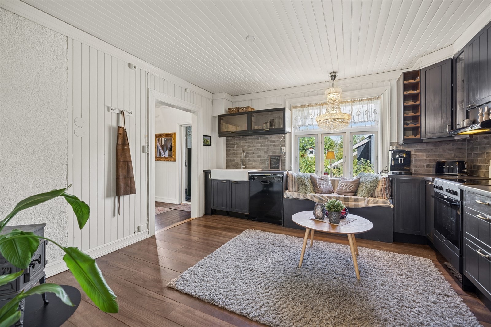 Romslig kjøkken med rikelig skap- og benkeplass. Galleribilde