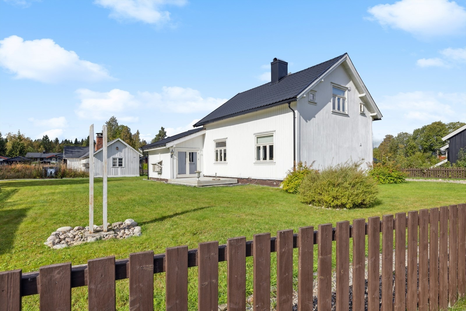 Pent opparbeidet eiendom og inngjerdet. Galleribilde