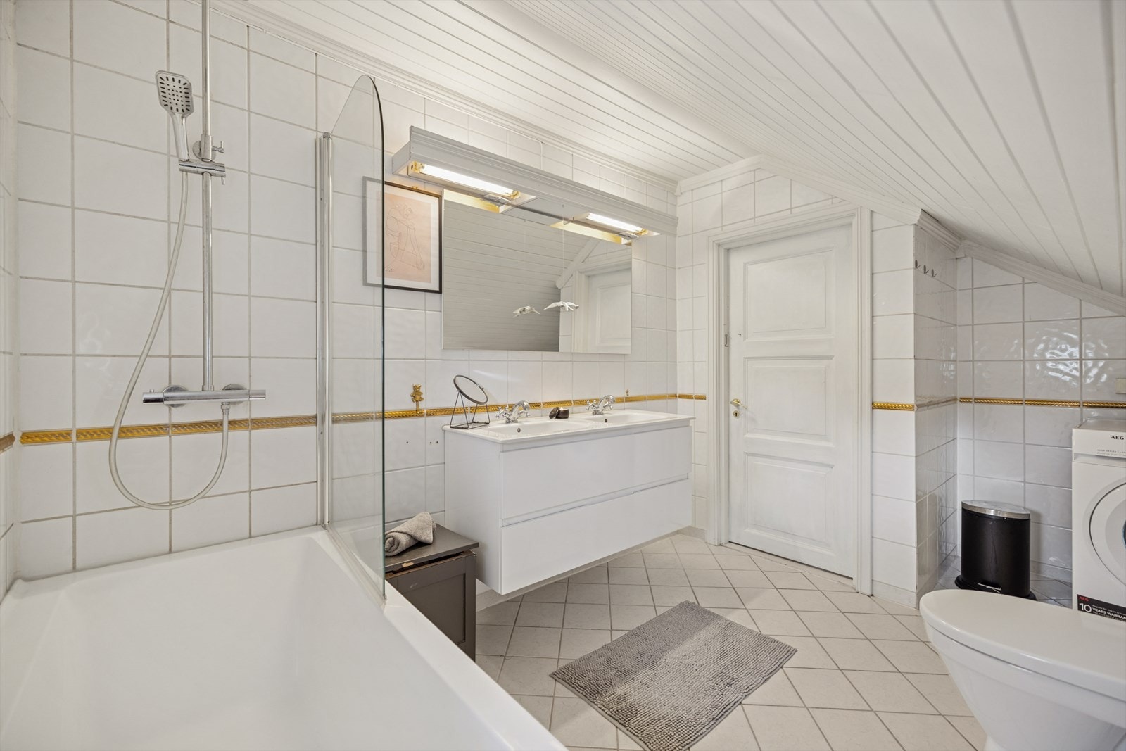 Rommet er utstyrt med badekar, toalett, servant med underskap, opplegg for vaskemaskin. Galleribilde