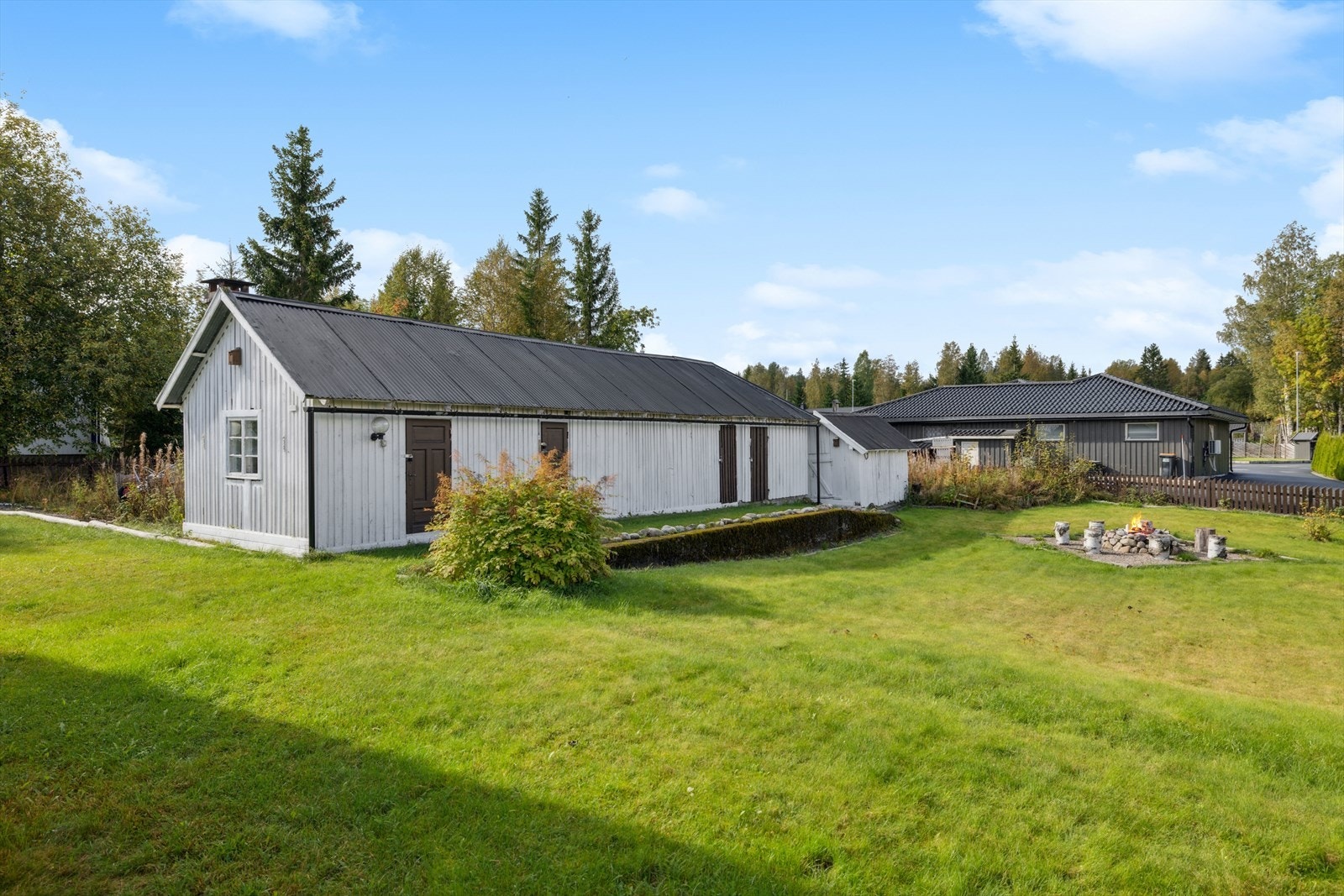 Uthus med boder for oppbevaring. Galleribilde