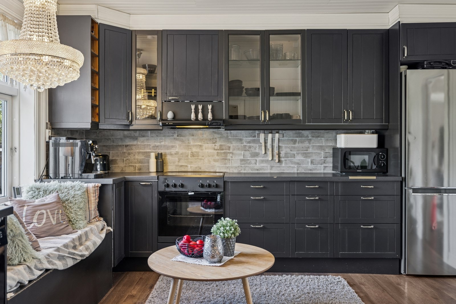 Enkelte overskap med glassfelt. Galleribilde