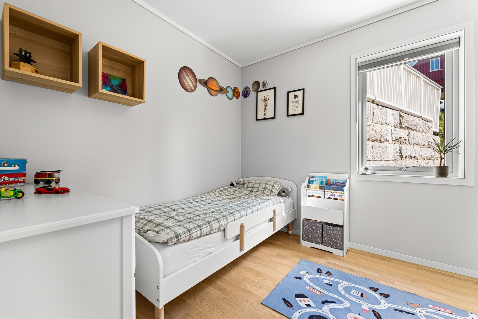 Lyst barnerom med plass til seng, skrivebord og lek. Galleribilde
