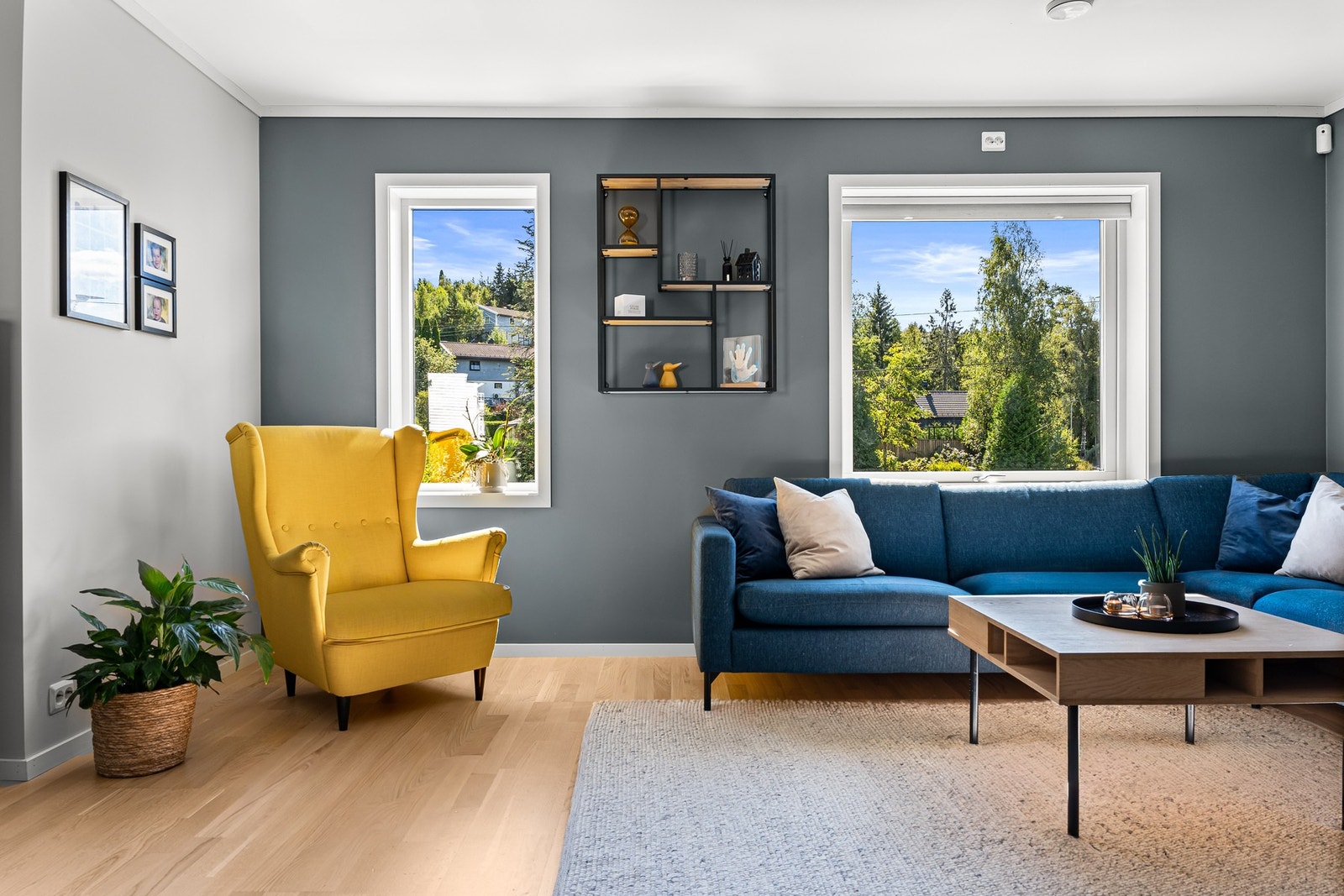 Lys og romslig stue med store vindusflater. Galleribilde