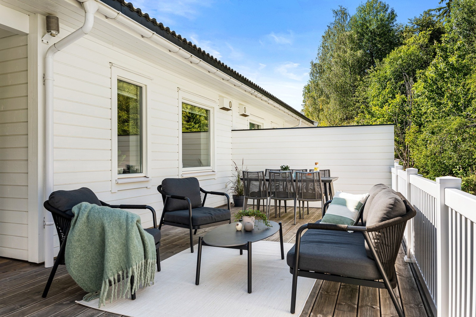 Gode møbleringsmuligheter med plass til både spisegruppe og lounge - perfekt for solrike dager.. Galleribilde