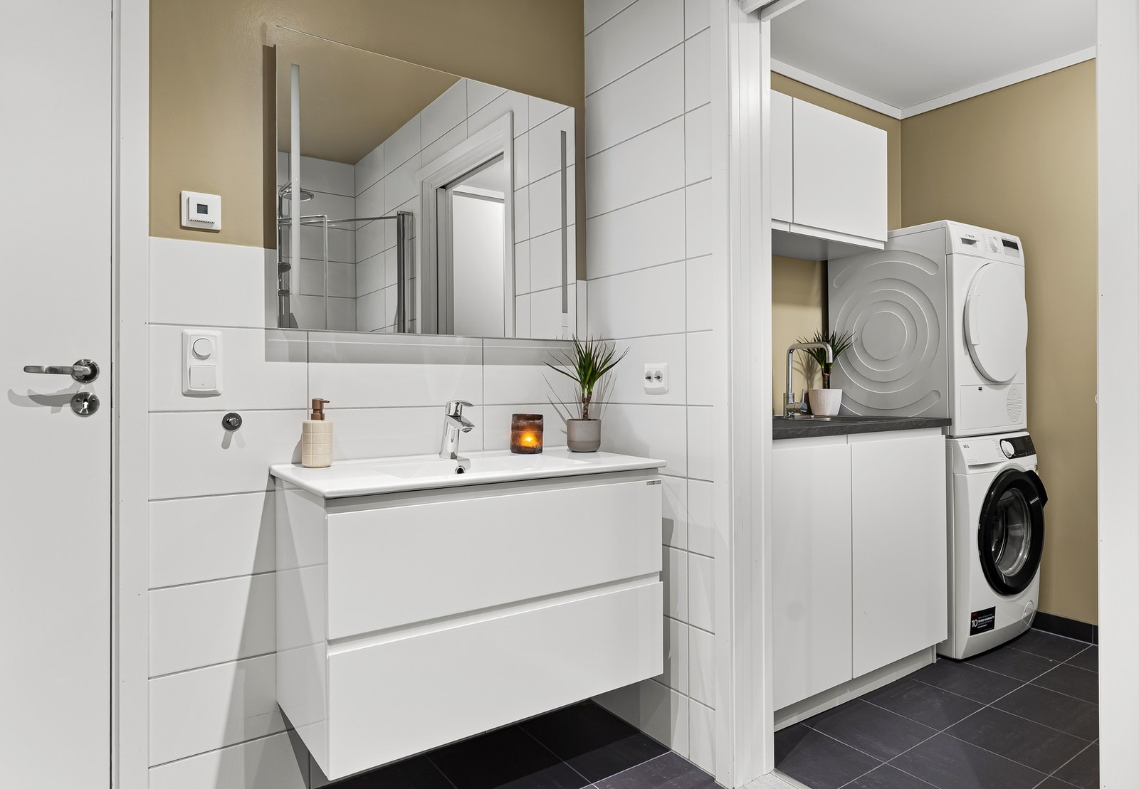 Smart løsning med vaskerom med adkomst via badet. Galleribilde