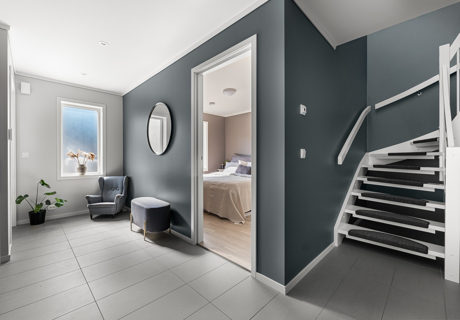 Lyst trapperom som gir et moderne uttrykk. Gulvvarme under flis. Galleribilde