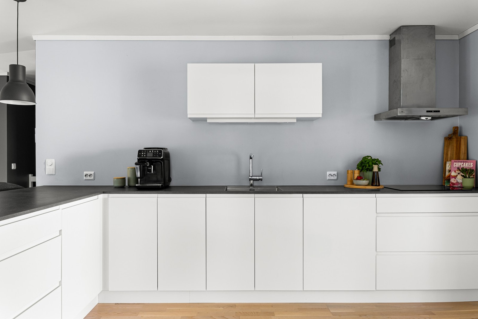 Stilrent Kvik-kjøkken med integrerte hvitevarer. Galleribilde