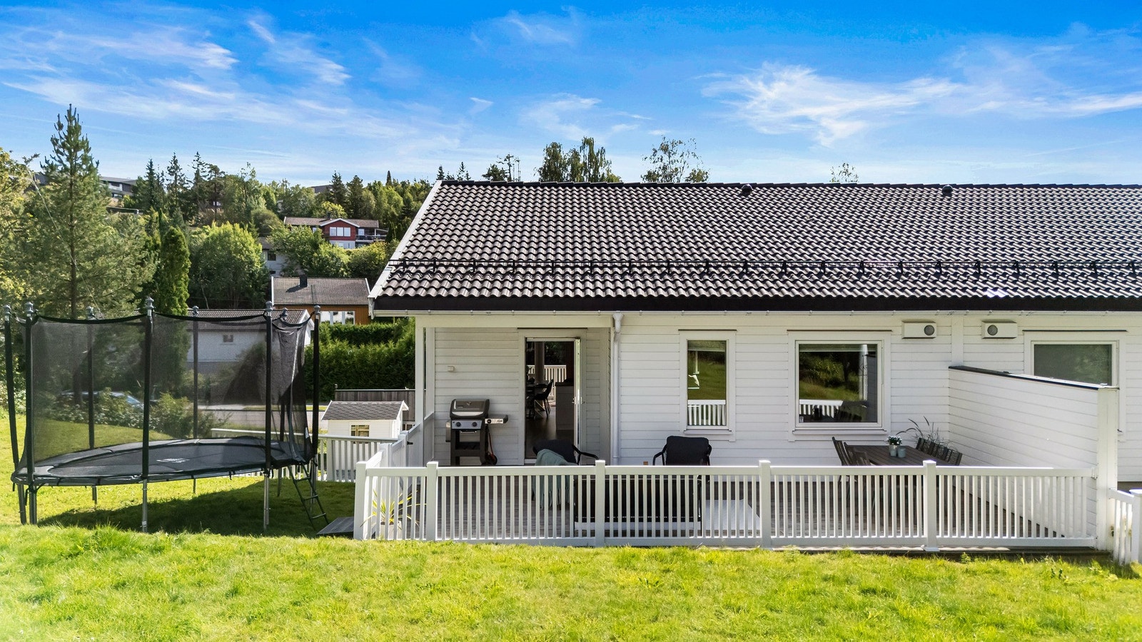 Moderne halvpart tomannsbolig med pent opparbeidet uteområde og gode parkeringsmuligheter. Galleribilde