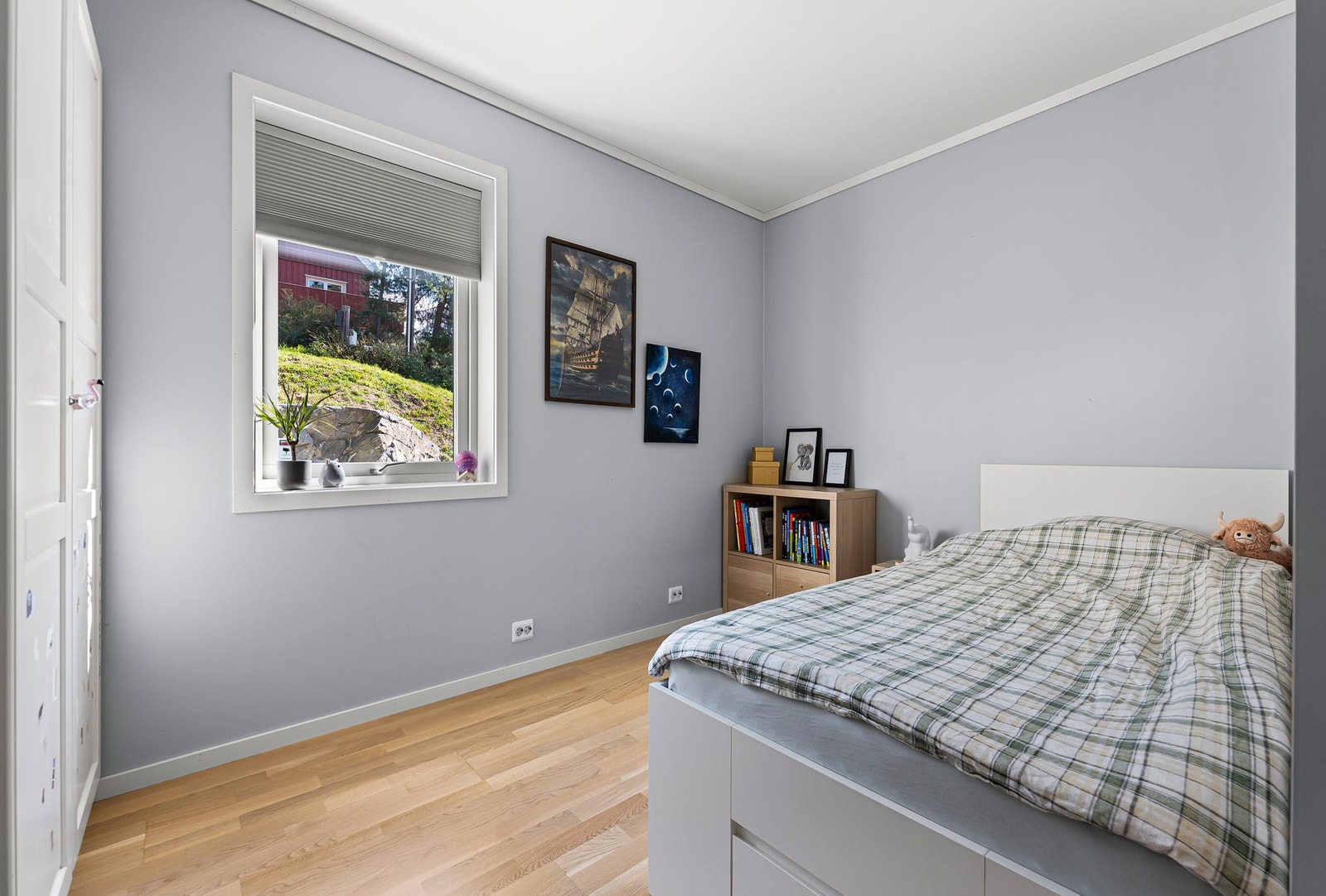 Fleksibelt soverom som passer som barnerom, gjesterom eller hjemmekontor. Galleribilde