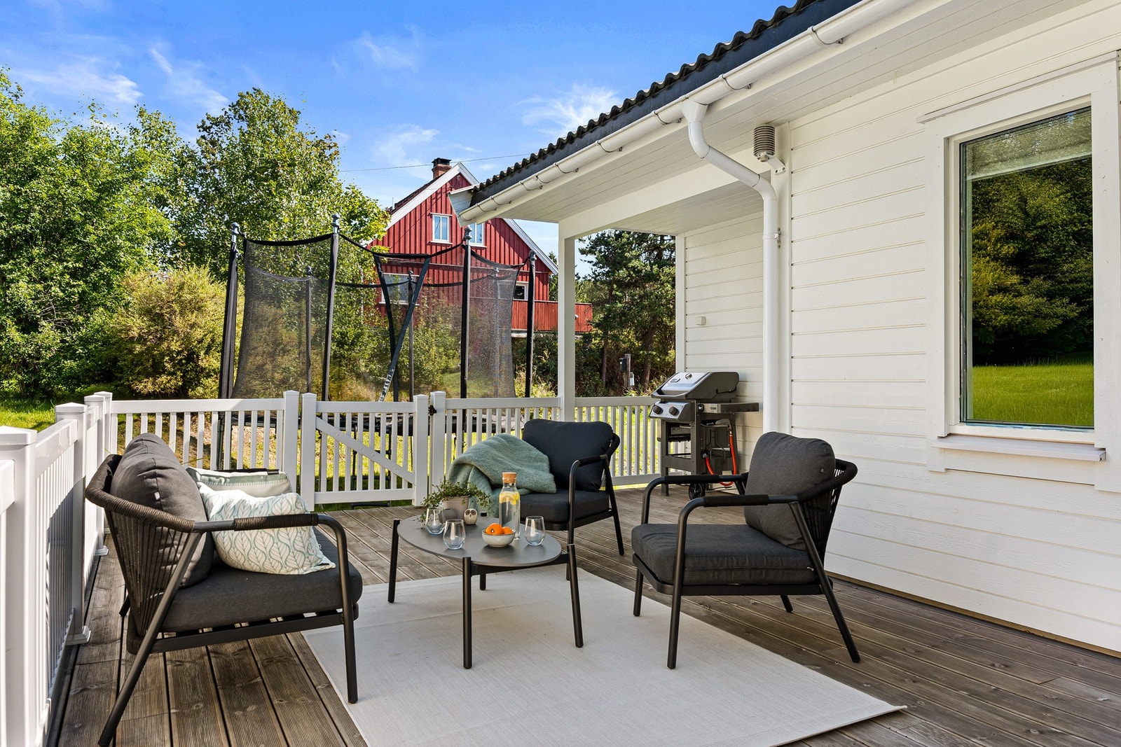 Videre adkomst fra markterrasse til hage. Galleribilde