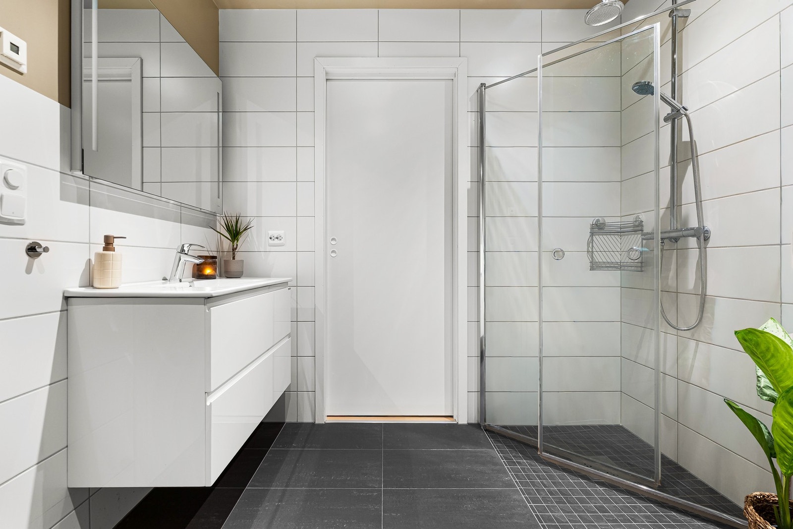 Romslig dusjhjørne og funksjonell planløsning. Galleribilde