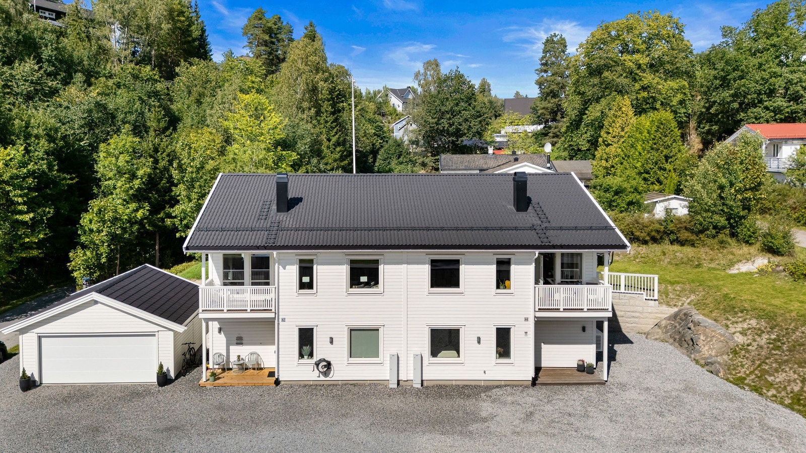 Pent opparbeidet tomt med plen og gårdsplass. Galleribilde